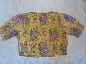 Yellow floral crop top (Outryt)