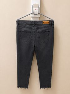 Patch Detail Cropped Jeans