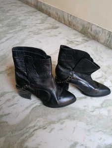 Stylish Black Croc-Embossed Ankle Boots