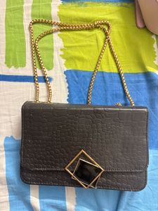 Chic Textured Crossbody Bag with Gold Chain