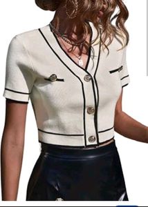 Chic Cropped Knit Top with Buttons