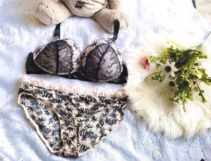 Elegant Lace Bra with Floral Embroidery brief 👍