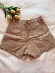 Cream Graphic oversize T-shirt and Khaki Shorts Se