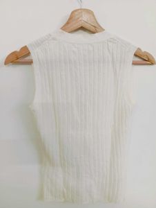 Chic White Sleeveless V-Neck Vest