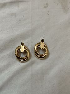 Chic Gold Hoop Earrings