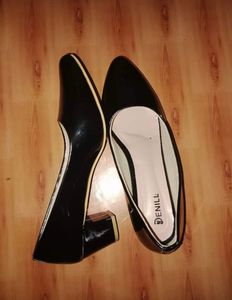 BLACK POINTED TOE HEEL PUMPS
