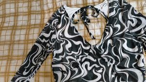 Abstract Print Long Sleeve Crop Top mesh