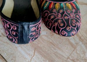 Embroidered Black Juttis