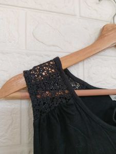 Chic Black Lace Detail Sleeveless Top