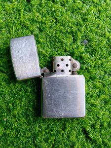 Zippo Lighter – Classic Plain Brushed / Polish Chr