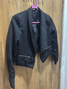 Chic Black Cropped Blazer
