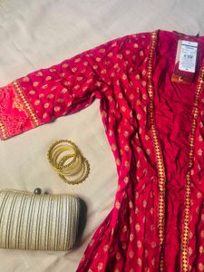Elegant Maroon Ethnic Shrug💫