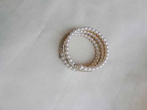 Elegant Pearl and Crystal Bracelet
