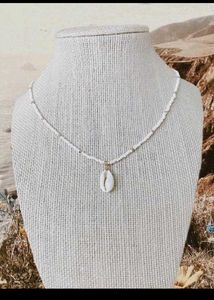 The necklaces trendy aur beach/summer vibes