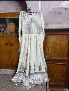 Elegant Embroidered White Kurta with leggings