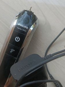 philips trimmer 7000 series With Original Charger