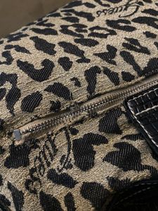 GUESSStylish Leopard Print Shoulder Bag