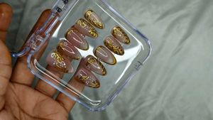 Elegant Gold Design Press-On Nails