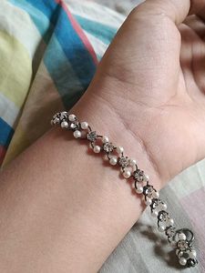 Elegant Pearl and Crystal Bracelet
