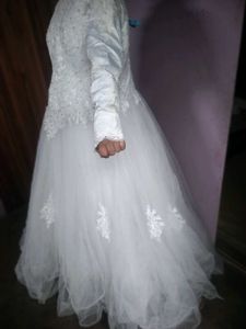 White wedding gown ( bust size adjustable)