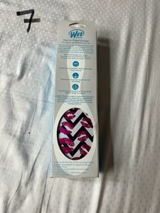 Wet Brush Detangler &amp; Scalp Massager