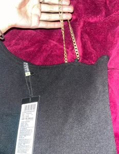 Chic Black One-Shoulder Top with Gold Chain