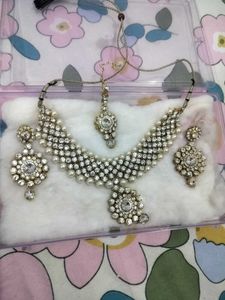 Exquisite Kundan Necklace Set with Earrings