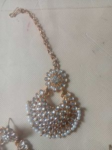 Elegant Kundan Tikka &amp; Earring Set