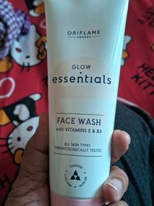 Oriflame Glow Essential Facewash With Vitamins E And B3