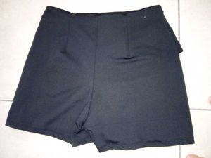 Stretchable black skorts