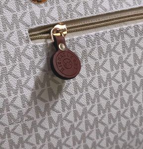 Michael kors Premium off-white Tote 🥹