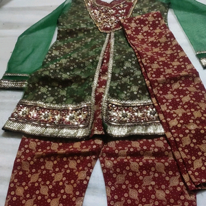 kids MASAKALI dress size 26..green and red 5-8 yrs