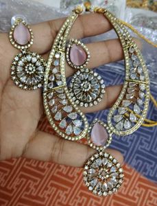 Elegant Kundan Necklace &amp; Earring Set
