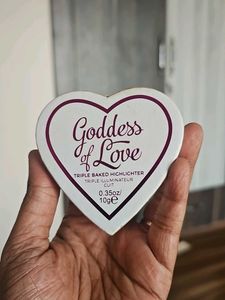 makeup revolution Heart-Shaped Highlighter Compact