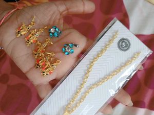 Necklace with chains and lockets
