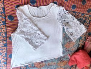 T-SHIRT for girls/women with beautiful sleeves
