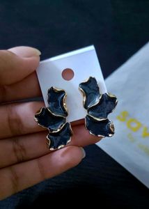 Pair of 2 Earrings 🖤🤍