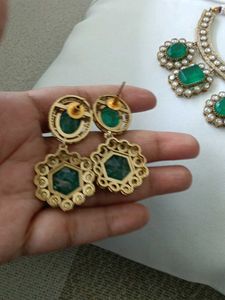 Stunning Emerald and Pearl Necklace Set