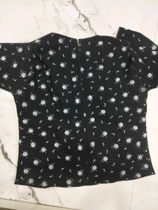 Beautiful Black Floral Top 🖤