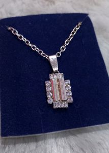 dainty neckpiece with shiny pendant