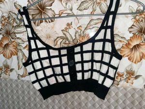 Chic Black &amp; White Checkered Crop Top