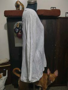 Chic White V-Neck Knit Sweater