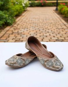 Embroidered Stone  Juttis