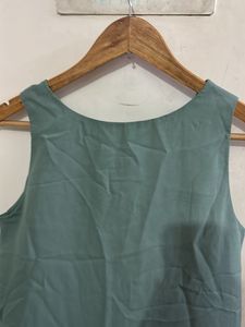 Chic Sleeveless Pleated Hem Top