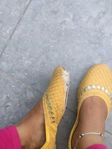Yellow Ethnic Juttis