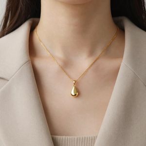 Elegant Teardrop Pendant Necklace BRAND NEW