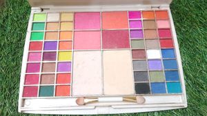 Mars Eyeshadow Pallet With Blush And CompactPowder