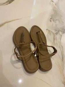 Stylish Flat Sandals with Gold Accent