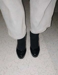 heels black colour