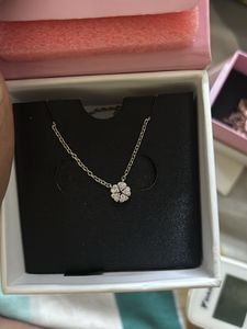 Elegant Flower Pendant Necklace